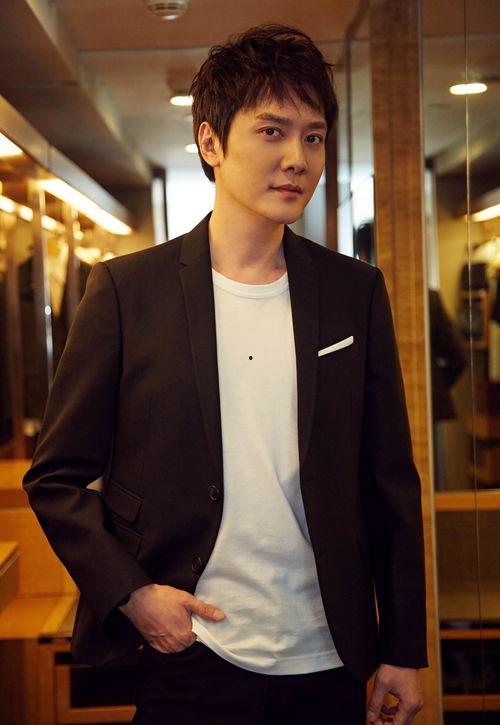 帅哥明星黑历史图片,揭秘明星光环背后的黑历史瞬间