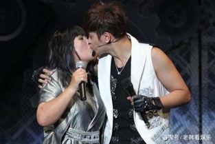 明星与妈妈接吻,温馨瞬间感动网友